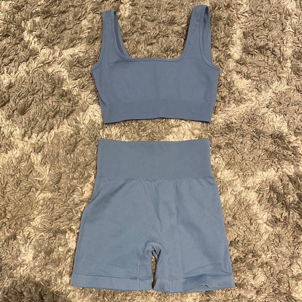 Two piece workout set. Seamless